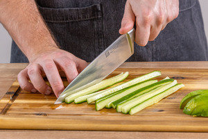Gurke in Streifen schneiden