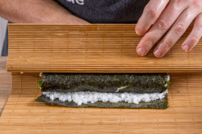 Sushirolle mit Bambusmatte einrollen