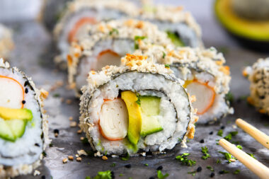 Gebackenes Sushi aus dem Ofen
