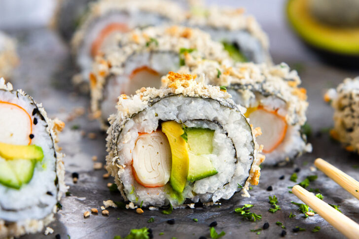 Gebackenes Sushi aus dem Ofen