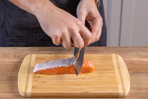 Haut vom Lachs entfernen