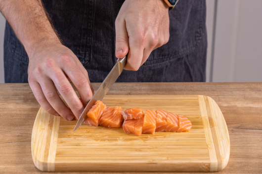 Lachs in Stücke schneiden