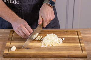 Knoblauch und Zwiebeln würfeln