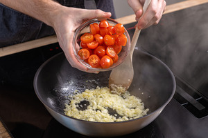 Tomaten in Pfanne geben