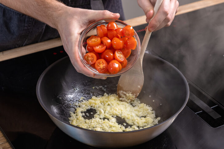 Tomaten in Pfanne geben