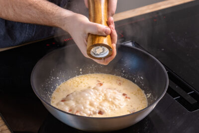 Sahne-Sauce würzen