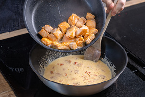gebratenen Lachs zu Sahne-Sauce geben