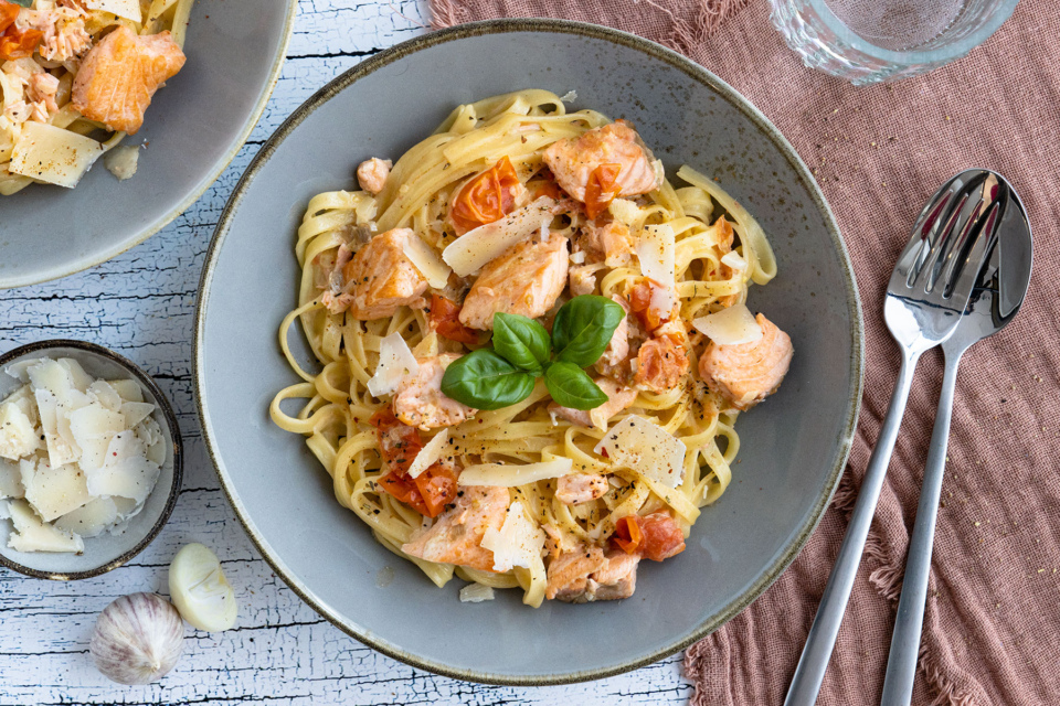 Tagliatelle mit Lachs in Sahne-Sauce | Rezept - eat.de