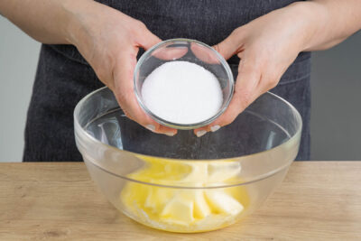 Butter mit Zucker aufschlagen