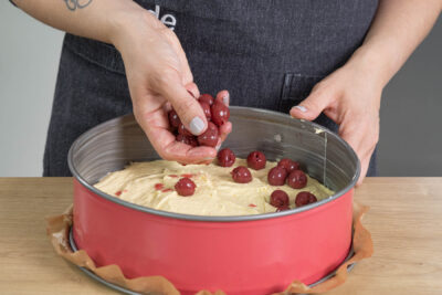 Kirschen auf Tante Mathildas Kuchen verteilen
