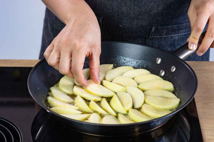 Äpfel in Pfanne legen