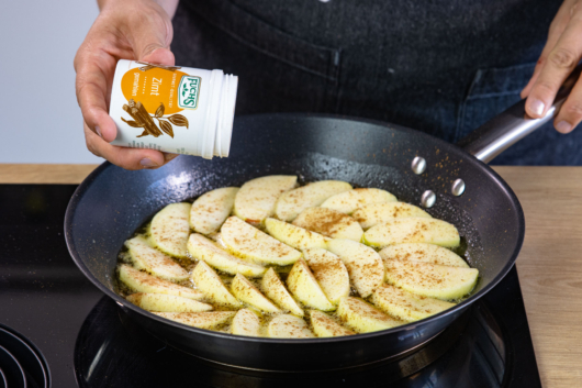 Äpfel mit Zimt überstreuen