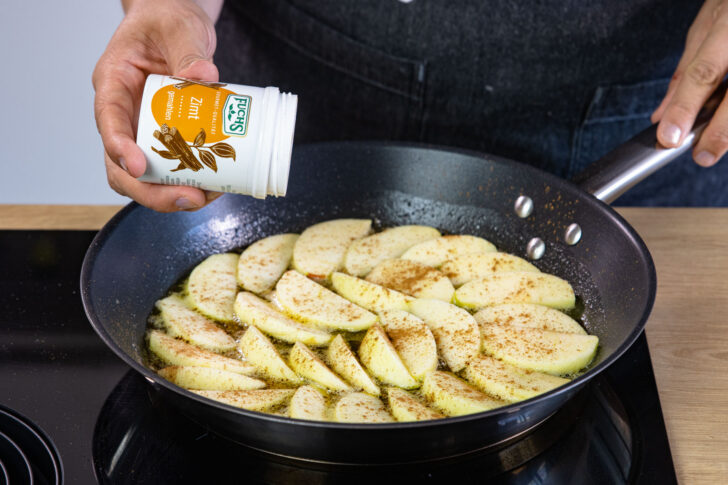 Äpfel mit Zimt überstreuen