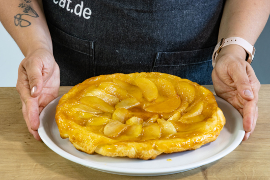 Tarte Tatin auf Teller stürzen