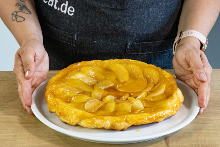 Tarte Tatin auf Teller stürzen