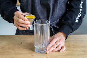Orangensaft ins Glas gießen
