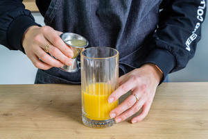 Zitronensaft ins Glas gießen