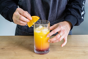 mit Orangenscheibe garnieren