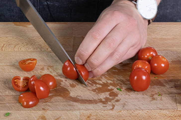 Kirschtomaten halbieren