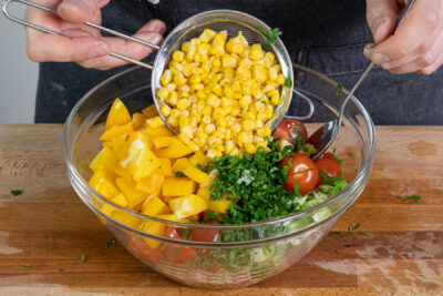 Zutaten mischen und Thunfischsalat mit Essig marinieren