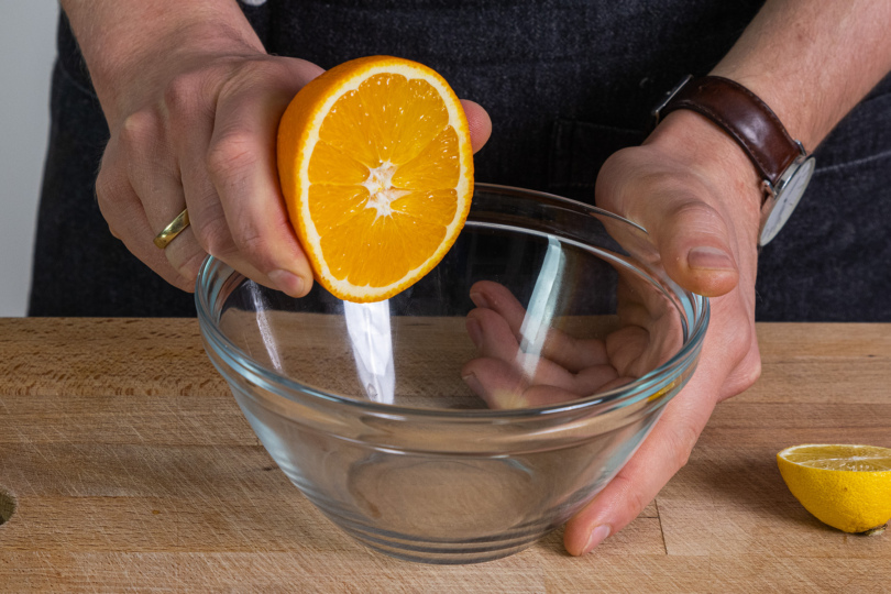 Orange und Zitrone auspressen und Saft auffangen