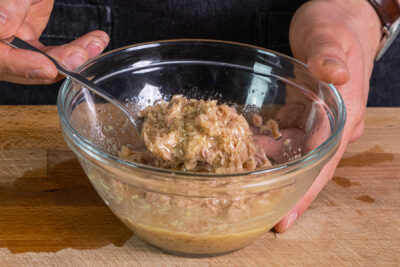 Thunfisch etwas unter das Dressing mischen