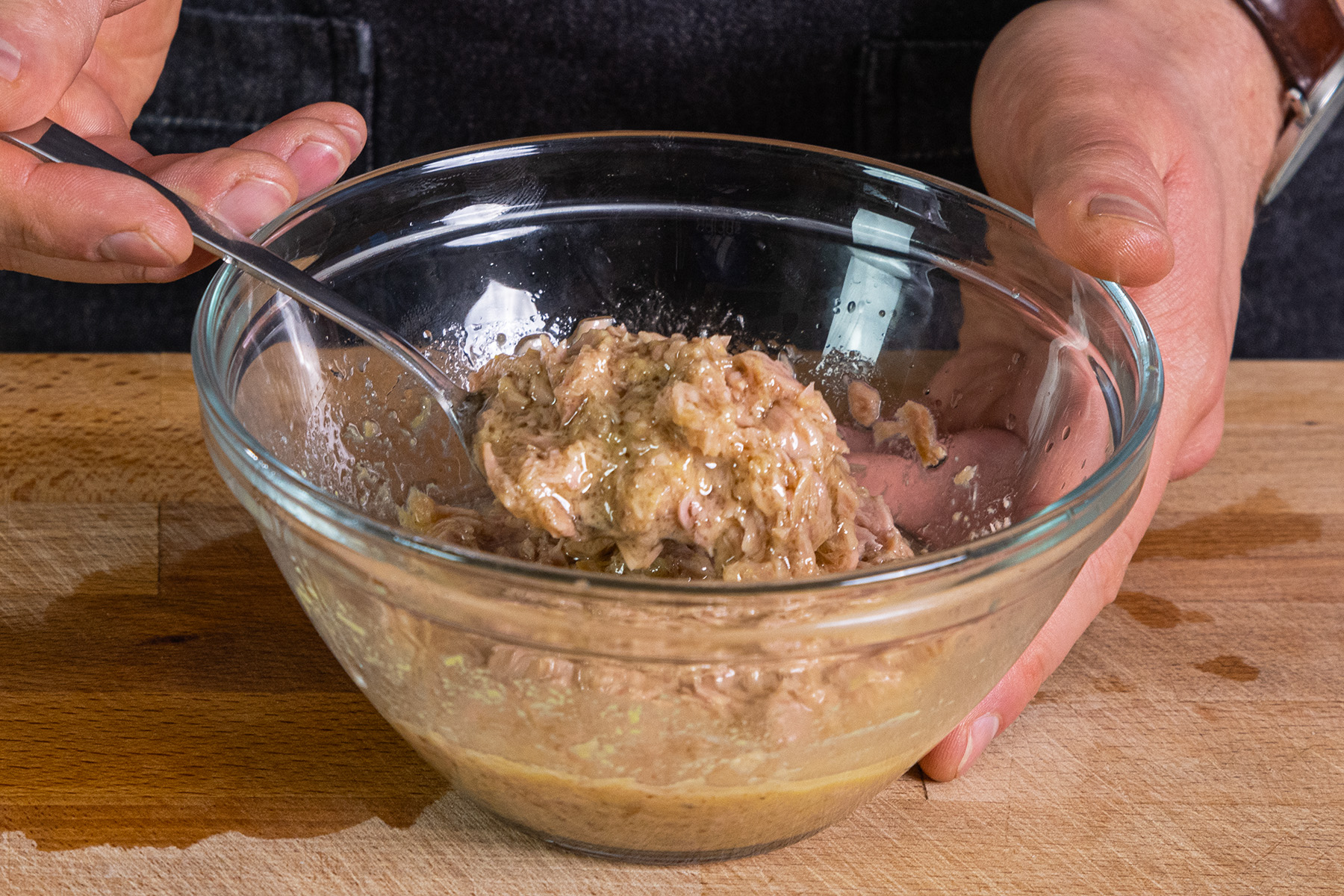 Thunfisch etwas unter das Dressing mischen