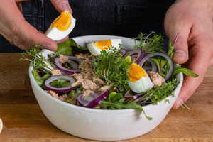 Thunfischsalat mit Eierspalten vervollständigen