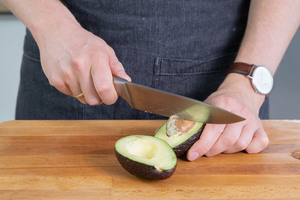 Avocadokern entfernen