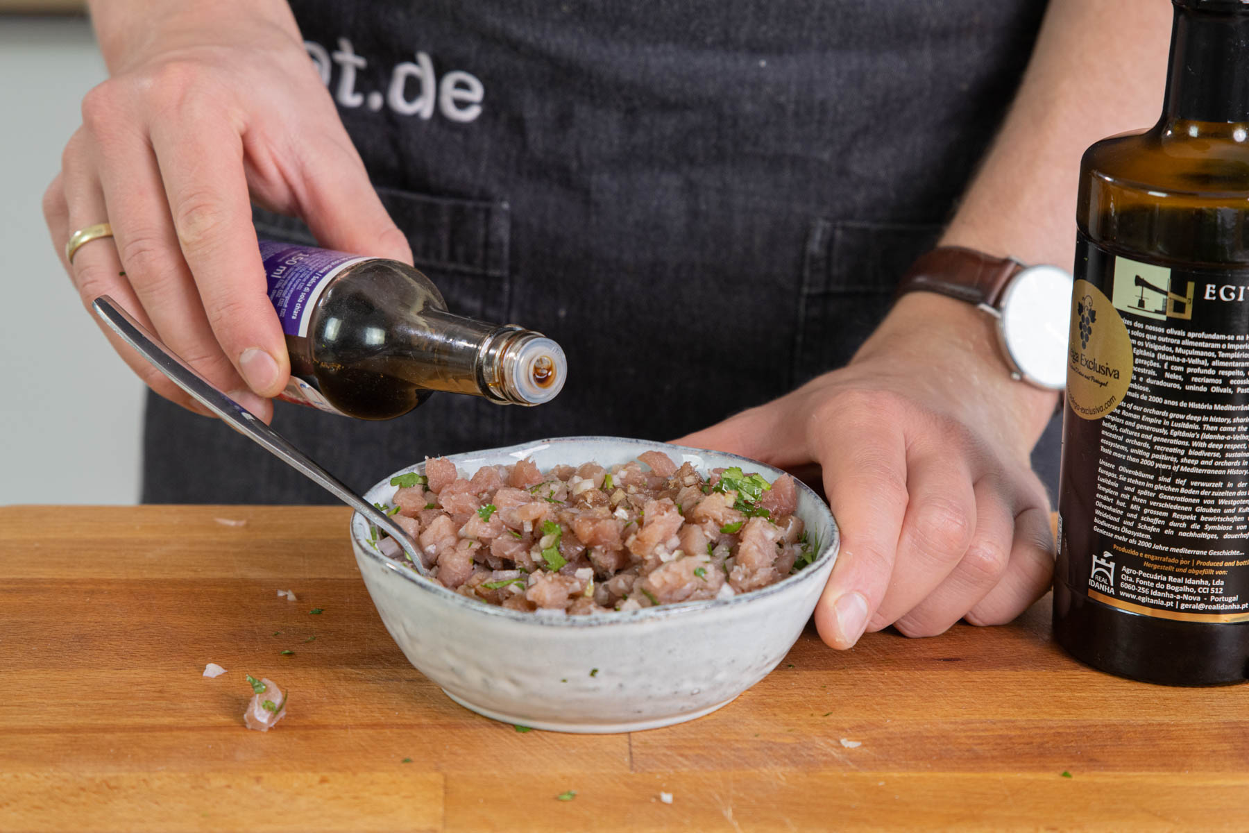 Thunfischtatar mit Sojasauce würzen