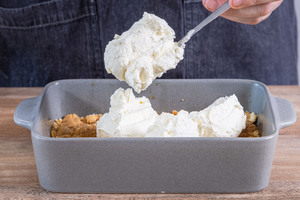 Creme auf den Keksen verteilen