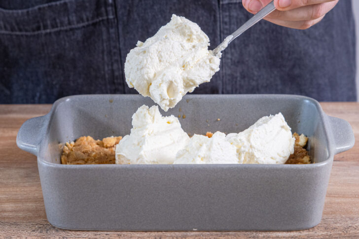 Creme auf den Keksen verteilen