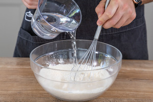 Wasser in Pfannkuchenteig geben