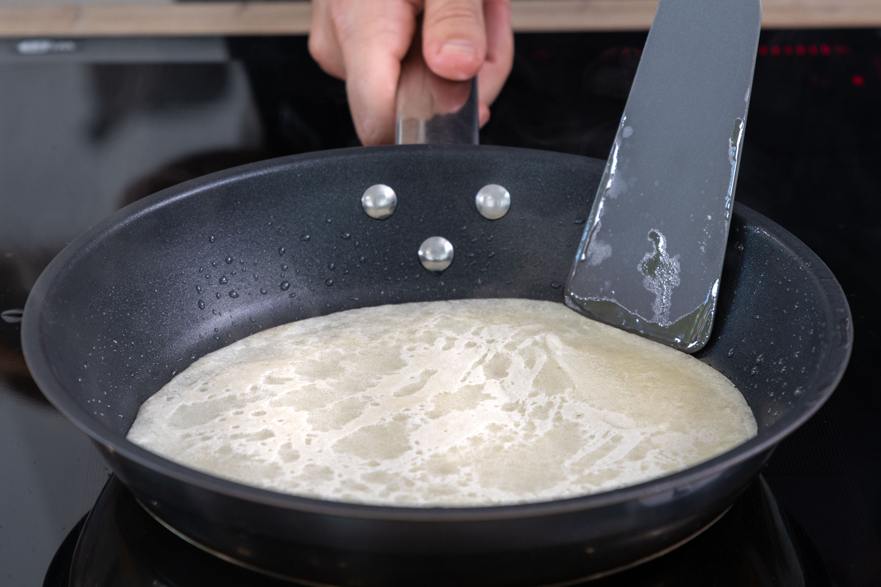 Vegane Eierkuchen in Pfanne ausbacken