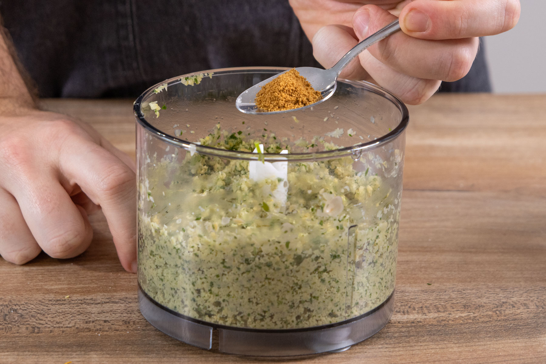 Falafelmasse mit Kümmel würzen