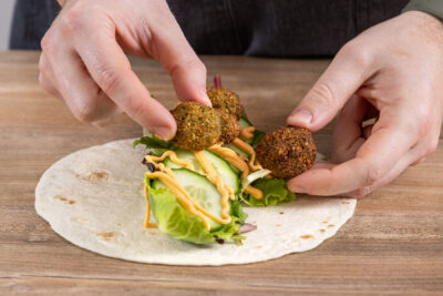 vegane Falafel in Wrap legen