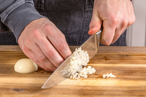 Zwiebel würfeln