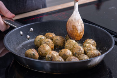 Vegane Köttbullar in der Pfanne braten