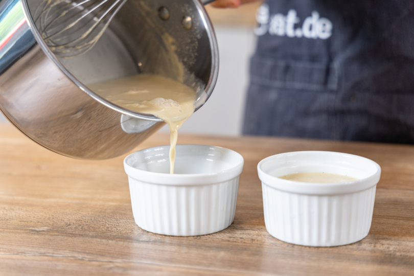 Vegane Panna Cotta in Formen füllen