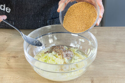 geriebene Zucchini mit Leinsamen, Sojadrink und Zucker mischen