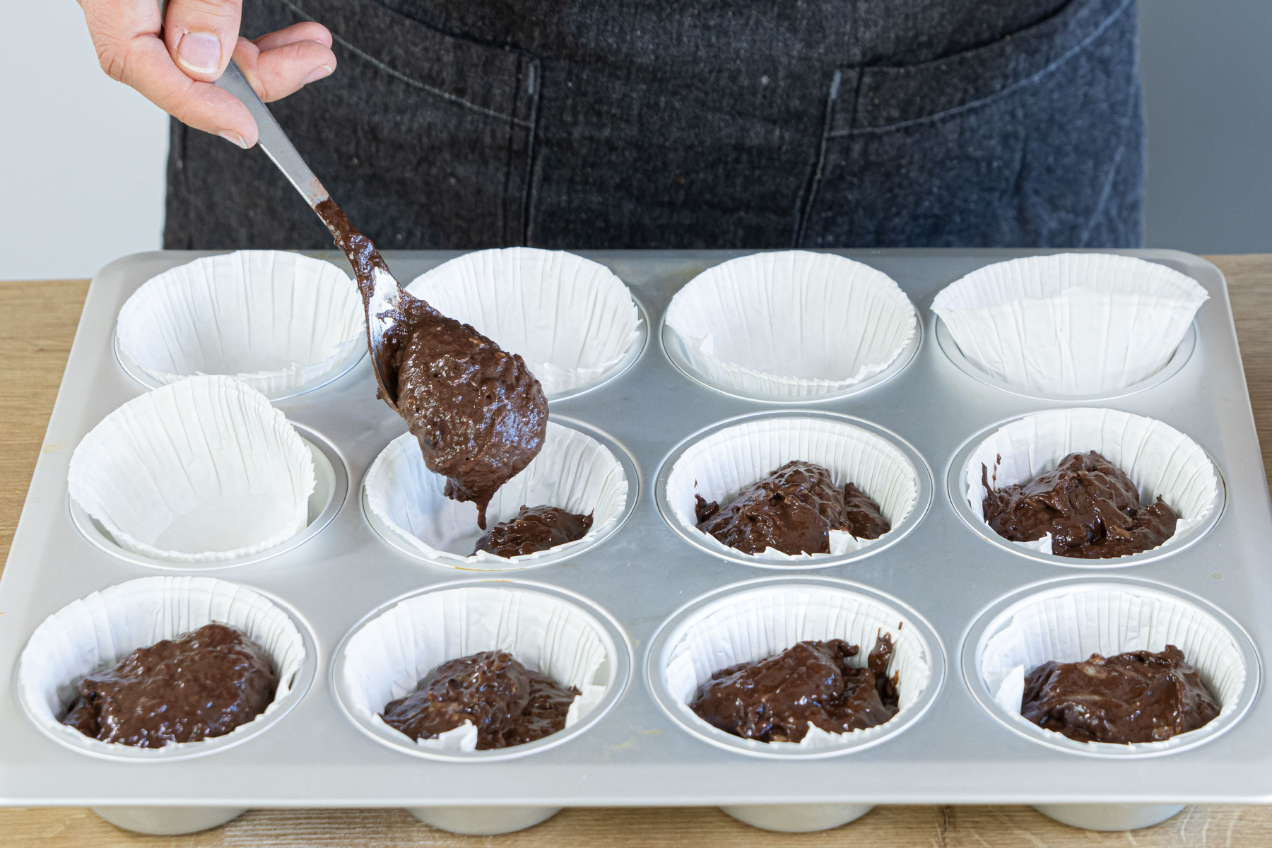 Masse in den Muffinförmchen verteilen und backen