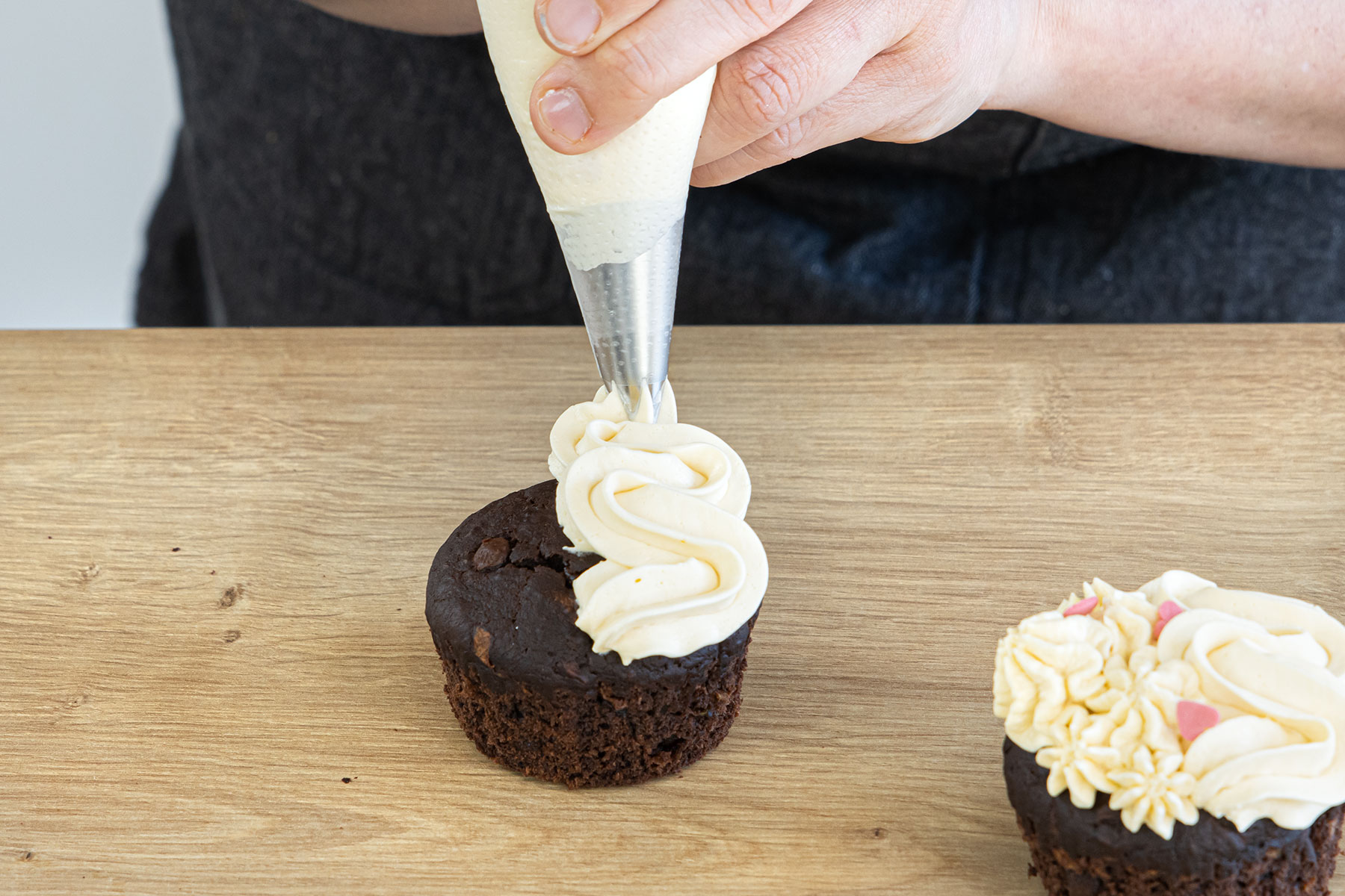 vegane Schokomuffins mit Buttercreme verzieren