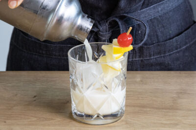 Veganen Whiskey Sour ohne Ei eingießen