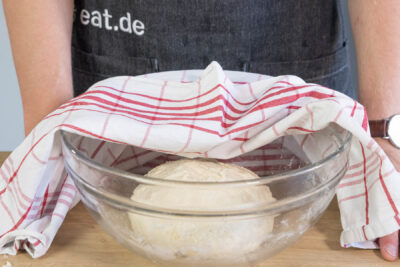 Teig für die veganen Naan Brote gehen lassen