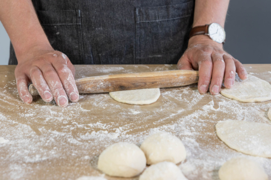 Naan Brote oval ausrollen