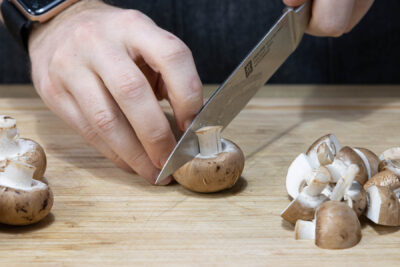 Champignons putzen und vierteln