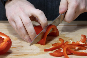 Paprika in Streifen schneiden