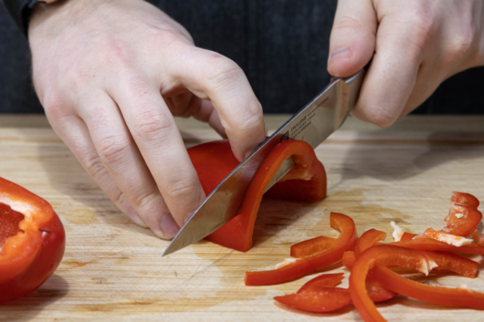 Paprika in Streifen schneiden