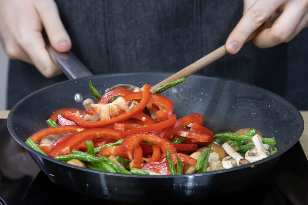 Vegetarische asiatische Reispfanne | Rezept - eat.de