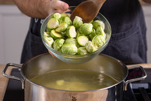 Rosenkohl in Topf geben